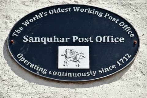 Najstaršia pošta v Škótsku má nového vedúceho pošty