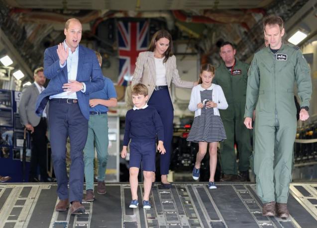 Fairford, Anglicko 14. júl princ William, princ z Walesu a Catherine, princezná z Walesu s princom Georgom z Walesu, princezná charlotte z Walesu a princ Louis z Walesu C, keď kráčajú po rampe lietadla C17 počas návštevy tetovania vo vzduchu v raf Fairford 14. júla 2023 vo Fairforde, Anglicko princ a princezná z Walesu majú silný vzťah s rafom, pričom princ slúžil v pátracích a záchranných zložkách viac ako tri roky so sídlom v raf údolie v anglesey princ je čestným leteckým komodorom raf coningsby a princezná je čestným leteckým komodorom leteckých kadetov foto chris jacksongetty snímky