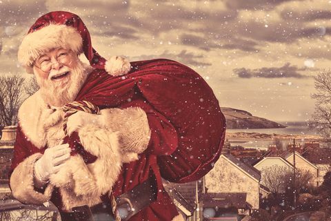 skutočná autentická vianočná fotografia Santa Clausa prichádzajúceho do mesta