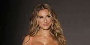 jessie james decker kráča po dráhe v ružových bikinách a zlatých lodičkách