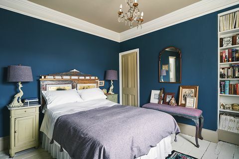 náladová modrá a fialová spálňa v oxfordskom dome annie sloan