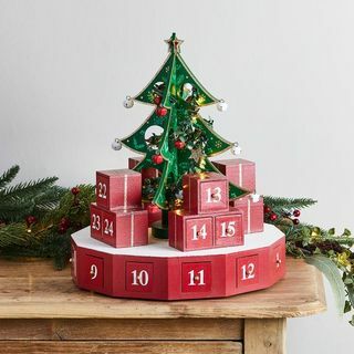 Drevený adventný 3D kalendár s vianočným stromčekom