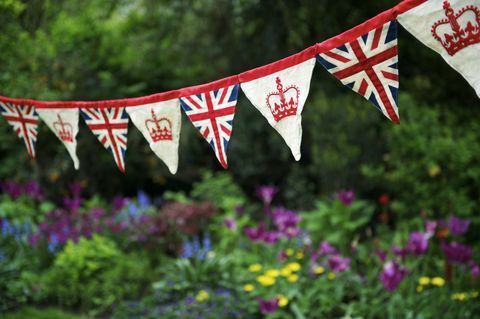 Union jack Britská vlajka Strnad visí cez anglickú záhradu