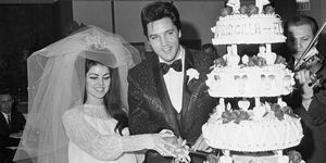 Elvis a Priscilla Presley krájali svadobnú tortu
