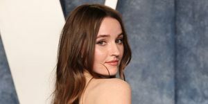 kaitlyn dever sa zúčastňuje oscarovej párty v roku 2023, ktorú organizuje radhika jones vo wallis annenberg centrum múzických umení 12. marca 2023 v Beverly Hills, Kalifornia foto: amy sussmangetty snímky