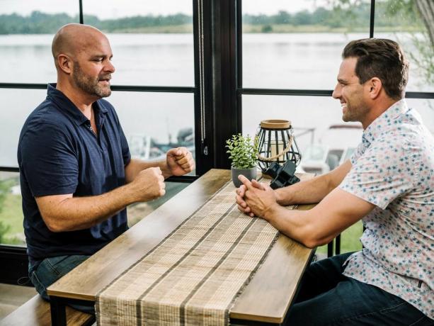 Scott mcgillivray a bryan baeumler na zúčtovaní v rezorte renovácie