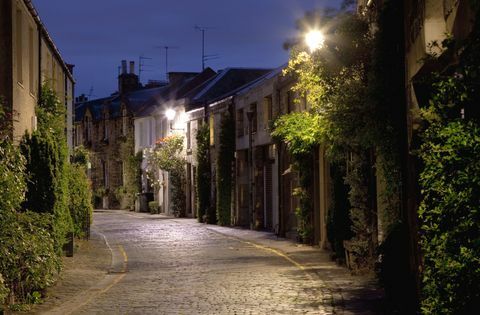 Romantický pohľad na starú ulicu v Edinburghu, hlavnom meste Škótska