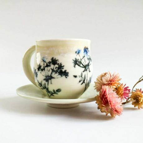 Porcelánová šálka a podšálka v dizajne Hedgerow Flowers