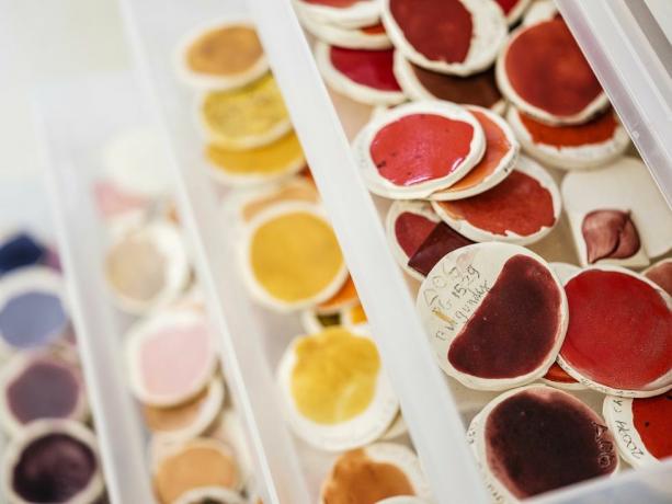 vzorky farieb glazúry vyrobené sochárkou kathy butterly vo svojom ateliéri v new yorku, ny 1. mája 2019