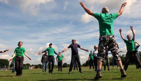 Ľudia hrajú vonku na TCV Green Gym