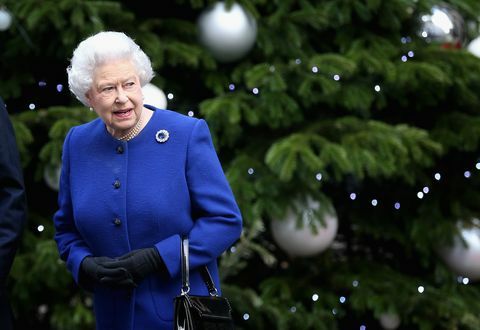 Queen Elizabeth II sa zúčastňuje vládneho týždenného zasadnutia vlády