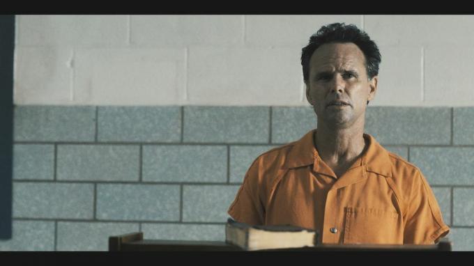 Walton Goggins ako dav chlapca v oranžovej väzenskej kombinéze s biblicky odôvodneným mestským pravekým finále