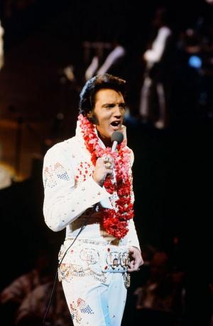 elvis aloha z Havaja na snímke Elvisa Presleyho počas živého vystúpenia v medzinárodnom centre honolulu v honolulu, hawaii 14. januára 1973 za jeho špeciálnu fotografiu nbc od garyho nullnbcu photo banknbcuniversal via getty images via getty snímky