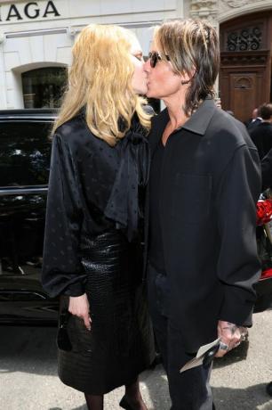 Nicole Kidman a Keith Urban odchádzajú na výstave balenciaga a zdieľajú pusu 6. júla 2022 v Paríži, Francúzsko, foto: jacopo m raulegetty obrázky pre balenciaga