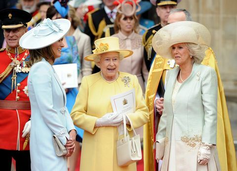 Kráľovná s Carole Middleton a vojvodkyňa z Cornwallu na svadbe Williama a Kate
