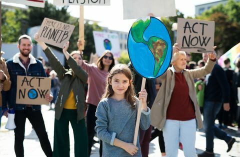 Ľudia s transparentmi a plagátmi na globálnom štrajku za zmenu klímy.