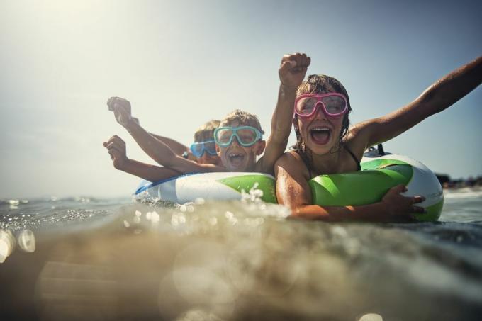 deti, ktoré si užívajú dovolenky na pláži a pri mori