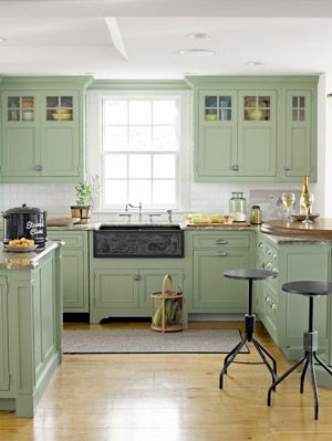 treska kuchyňa so zelenými skrinkami