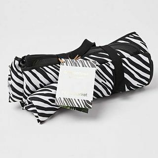 Pikniková deka Oliver Bonas čierna a biela zebra