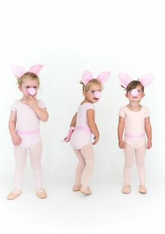 malé dievčatká v ružových pančuchách a teplákoch s bravčovými ušami a ňufákmi