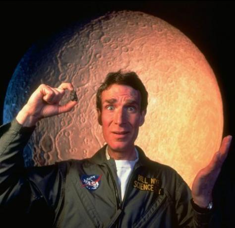 Vedec Bill Nye v kozmickom obleku stojaciho z Mesiaca
