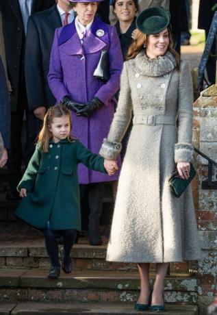princezná charlotte curtsy kráľovná Alžbeta Kráľovská rodina navštevuje kostol na Štedrý deň