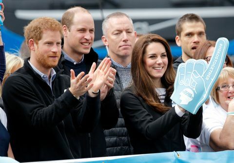 Princ Harry, princ William, Kate fandia hlavám spoločne na londýnskom maratóne