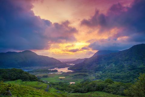 Dámy Pohľad na hory pozdĺž časti N71 v okruhu Kerry v národnom parku Killarney v Írsku