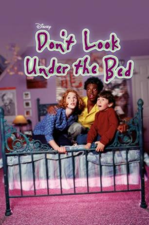 filmový plagát k filmu sa nepozerá pod posteľ, ktorá zobrazuje tri vystrašené deti s vystrašenými výrazmi na tvári, ktoré držia modrú železnú posteľ