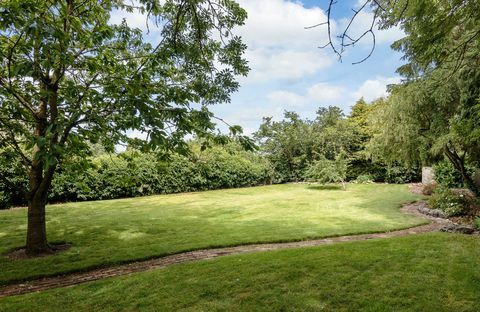 Záhrada Barn House, Shropshire, s veľkým trávnikom a záhradnou cestou