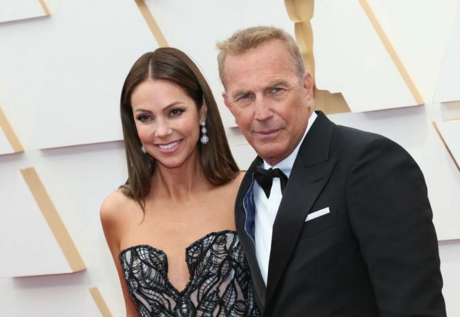 hollywood, california marec 27 l christine baumgartner a kevin costner sa zúčastňujú 94. ročníka akadémie ocenenia na hollywoode a vysočine 27. marca 2022 v hollywoode, kalifornia foto: david livingstongetty snímky