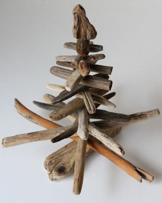 Drevená dekorácia na vianočný stromček z naplaveného dreva