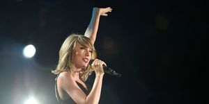 taylor spieva druhého rodáka zo songberkov a hudobná hviezda taylor swift vystupuje na lincolnskom finančnom poli, philadelphia photo by jeremy drey 6132015 photo by jeremy dreymedianews groupreading eagle via getty snímky