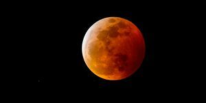 krvavý mesiac alebo spln s červenkastým tieňom v dôsledku úplného zatmenia Mesiaca na nočnej oblohe