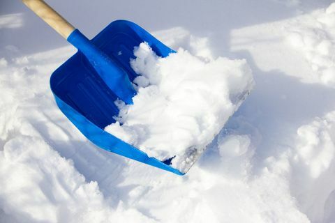Lekárska štúdia varuje ľudí, aby nehádzali sneh kvôli riziku infarktu