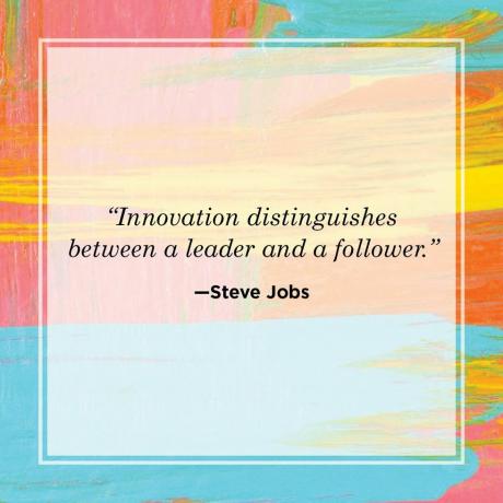 vodcovský citát od steva Jobsa, ktorý hovorí, že inovácia rozlišuje medzi vodcom a nasledovníkom, akvarelové pozadie