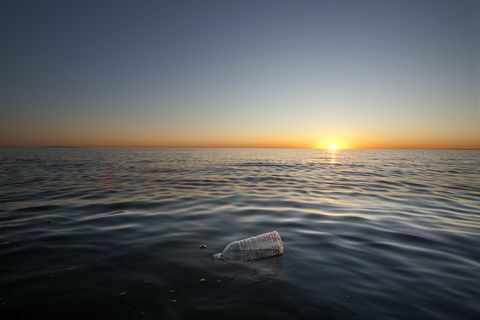 Plastové fľaše na vodu plávajúce v Tichom oceáne, Santa Monica, Kalifornia, USA