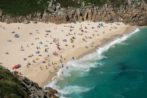 Návštevníci sa 28. júna 2018 opaľujú na pláži Porthcurno neďaleko Penzance.