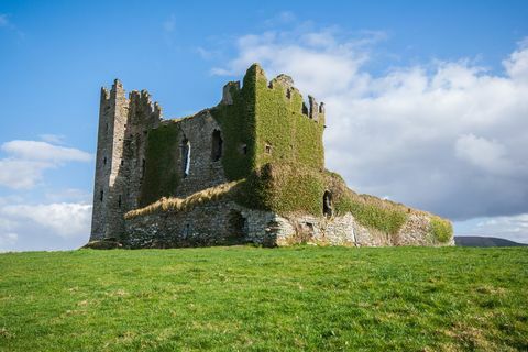 Staré zrúcaniny hradu Ballycarbery na okruhu Kerry v Írsku
