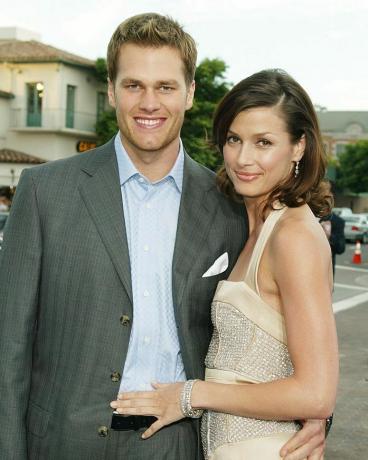 los angeles 7. júl nfl quarterback tom brady a herečka bridget moynahan sa zúčastňujú premiéry 20. storočia foxs i, robot v dedinskom divadle 7. júla 2004 v los angeles, kalifornia foto kevin wintergetty snímky