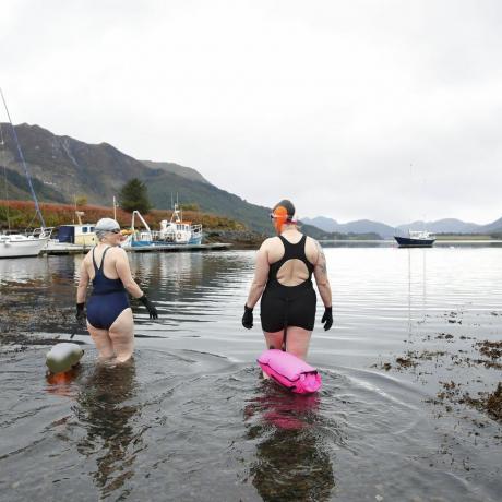 plavci na otvorenej vode, ktorí sa pripravujú na kúpanie v škótskom jazere