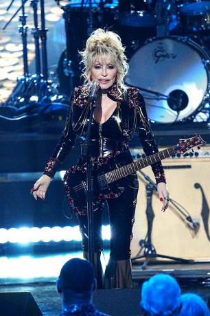 los angeles, kalifornia 5. november inductee dolly parton vystúpi na pódiu počas 37. ročníka rock rollovej sály Slávnostné uvedenie do slávy v divadle Microsoft 5. novembra 2022 v Los Angeles, Kalifornia, fotografia jeff kravitzfilmmagic