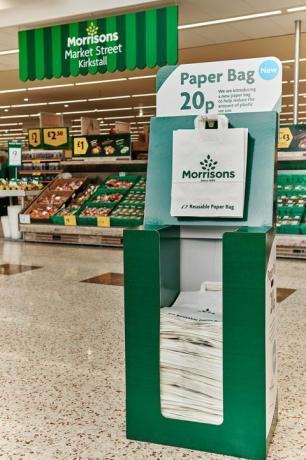 Papierová taška na jedno použitie - Morrisons uvádza na trh papierové prepravné tašky v snahe znížiť spotrebu plastov