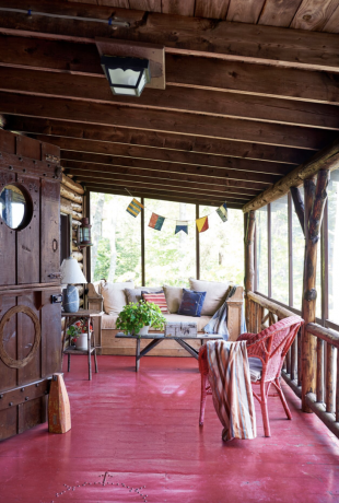 veranda s načerveno natretou podlahou