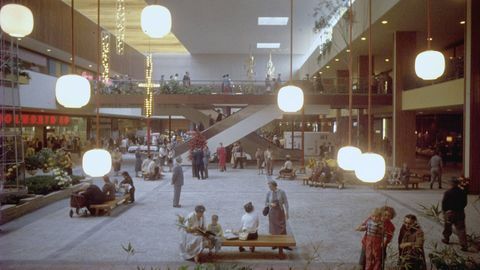 Pozrite sa, ako vyzeralo prvé americké nákupné centrum v roku 1956