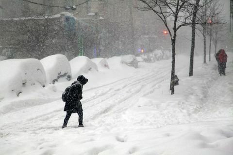 Žena prechodu cez ulicu počas snehu vánica Jonas v Bronxe