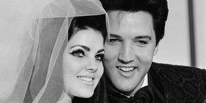 pôvodný popis 511967 las vegas, nv spevák elvis presley a jeho nevesta priscilla ann beaulieu, póza pre fotografiu po ich svadba v hoteli Aladdin Presley, 31, stretol svoju 22-ročnú nevestu, keď bol počas svojej armády umiestnený v Nemecku. služby