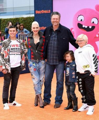 gwen stefani blake shelton rodina červený koberec