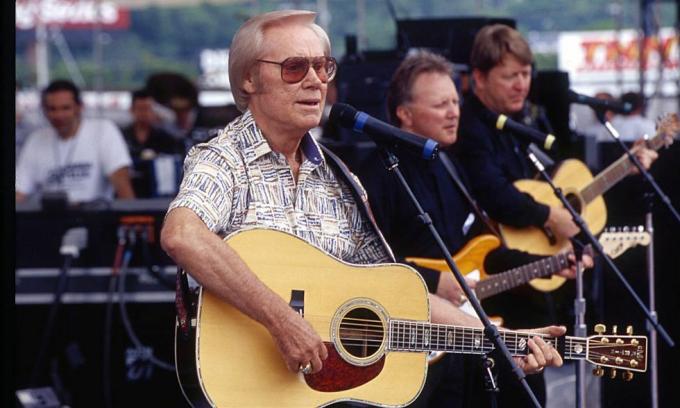 nashville 1999 country spevák skladateľ George Jones vystupuje na fanfair v roku 1999 v Nashville, Tennessee, fotografia beth gwinngetty images