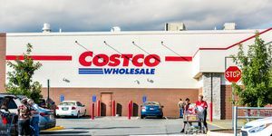 ľudia z fairfaxu s nákupnými vozíkmi naplnenými potravinami, výrobkami vychádzajúcich z obchodu costco vo Virginii na parkovisku